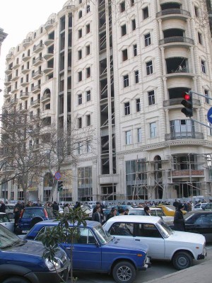 Новое здание на пересечении улицы Узеира Гаджибекова и проспекта Бюль-Бюля, в котором расположен вход на станцию &quot;Сахил&quot; (сам вход виднеется слева)