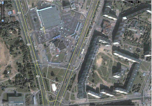 2002 г. Фрагмент из старого спутникового снимка. Видно, что на месте, где располагались светильники, поставлен забор под строительство тк