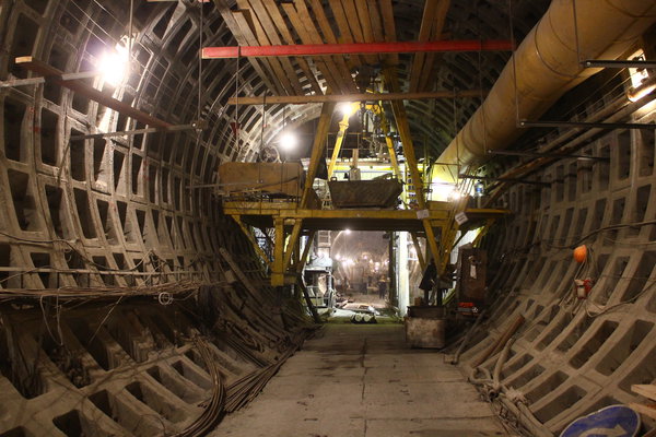 Блокоукладчик в траволаторном тоннеле
