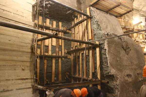 Строительство подходного от траволаторного тоннеля к нижней натяжной
