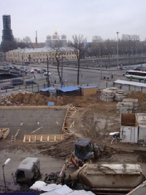 Вроде начали строительство:похоже слева плитный ростверк в опалубке.