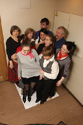 Мы сымитировали в редакции давку. Десять человек, заметим, без верхней одежды, на «квадрате» действительно поместились<br />Фото: Тимур ХАНОВ