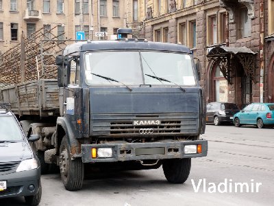 Около двух часов приехал метростроевский КАМАЗ с арматурой.