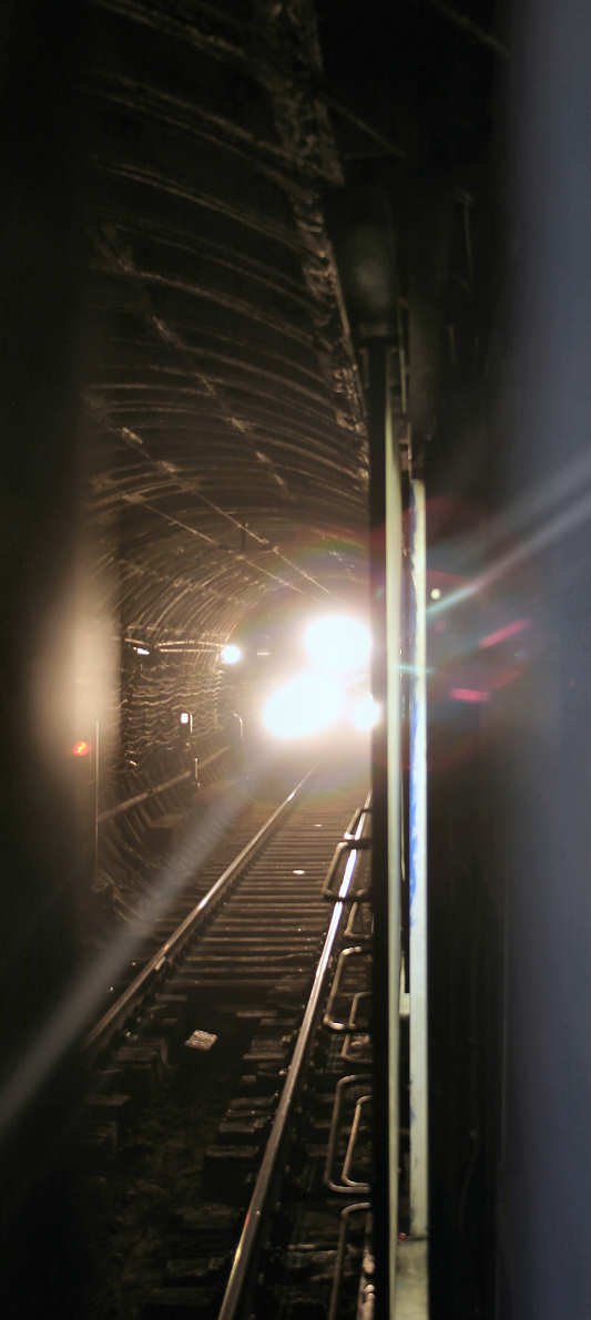 Поезд в тоннеле .