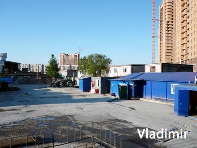 Вид со стороны улицы Белы Куна в районе ворот.