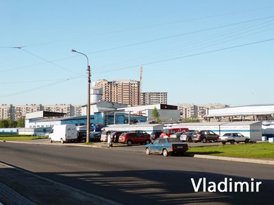 Вид с Бухарестской улицы (видна ш. 622).