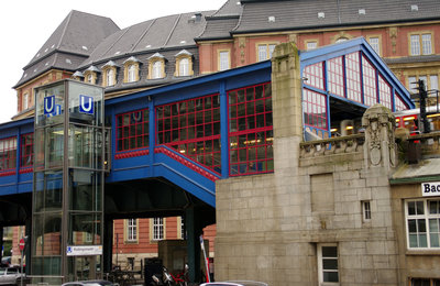 Станция Rödingsmarkt. Крытый павильон и лифт.