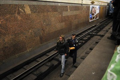 машинист помогает выбратся с путей.jpg