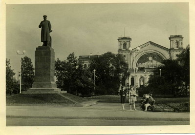 Baltijskaja.jpg (235.07 КБ) 6904 просмотра Монумент И.В.Сталина у Балтийского вокзала. 1953 год
