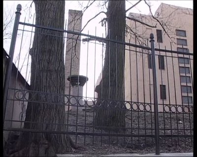 Здесь главзлодей выходит из &quot;бункера&quot; (может кто знает где этот дом?)