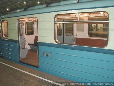 7141-2001.jpg (86.75 КБ) 9719 просмотров Вагон 7141 в древней раскраске (станция Девяткино, 2001 год - между июлем и сентябрём)