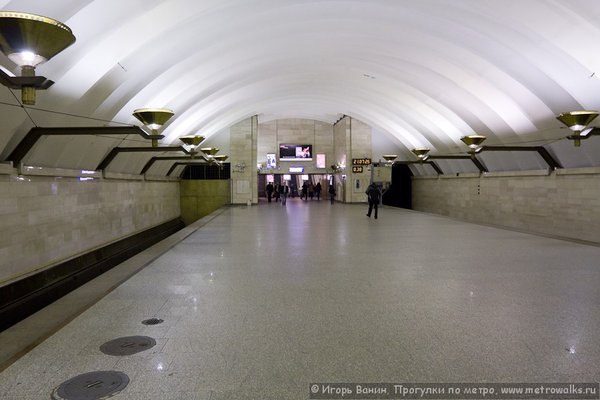 Фото 2008 года. Горят все светильники, и на станции светло даже без их замены на яркие оранжевые.