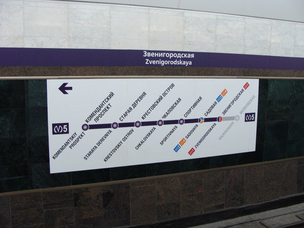 смотрим на вертикальные полоски стыков. справа отлепляется на стыке