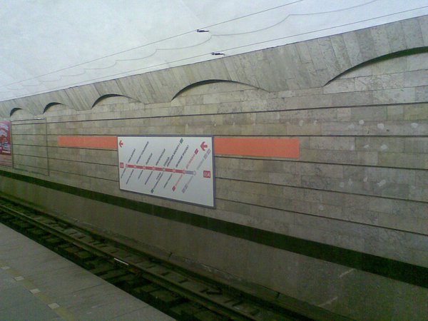 Фото247.jpg (286.29 КБ) 10435 просмотров А эта ....как бы это помягче выразиться... появилась на второй путевой стене максимум пару дней назад. Хорошо видны многочисленные саморезы и замазанные дырки от старых указателей...