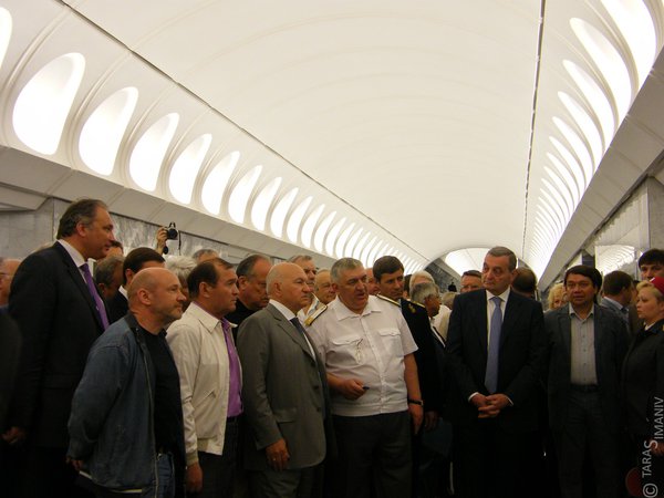 Наконец-то появилась делегация (примерно в 12:35). Дмитрий Владимирович показывает Юрию Михайловичу как лучше провести Люблинско-Дмитровскую линию