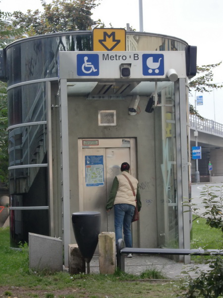 Вход в метро (лифт)
