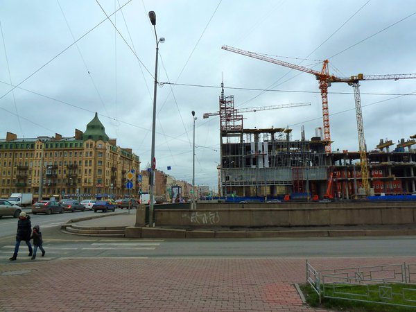Можно прикинуть насколько новое здание выше дома напротив