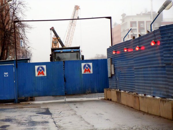строительство метро идет весьма активно, даже в выходной деть