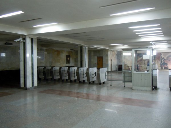 DSCN0105.jpg (366.32 КБ) 6956 просмотров кто-нибудь ещё помнит такие же турникеты в питерском метро?