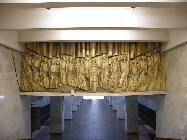 Над входом расположено панно, изображающее 15 девушек - 15 бывших союзных республик