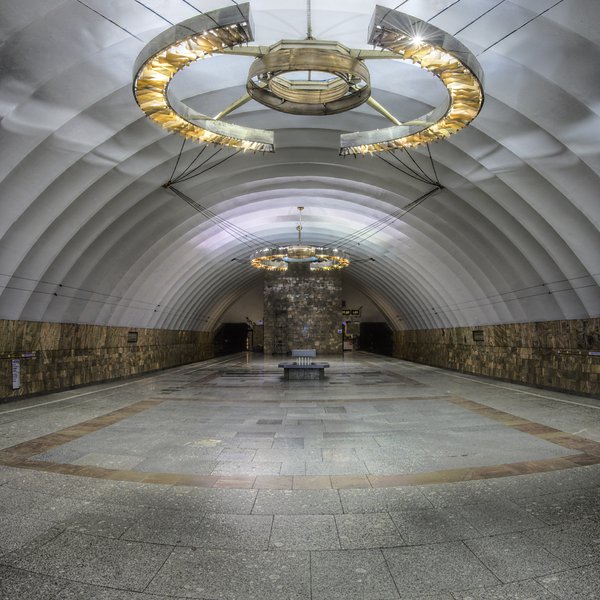 Saint_petersburg_metro_novocherkasskaya_station.jpg