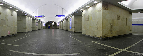 Горьковская, пилоны отделаны сааремским известняком