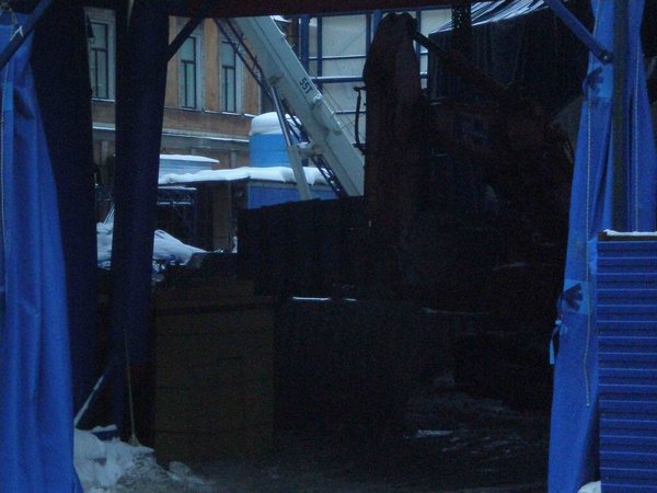 Внутри темно, снимать неудобно. Виден хвост комплекса как на Обводном и экскаватор.