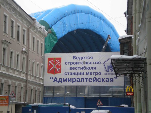 Вид с Большой Морской на Кирпичный. Кирпичный полностью перекрыт.