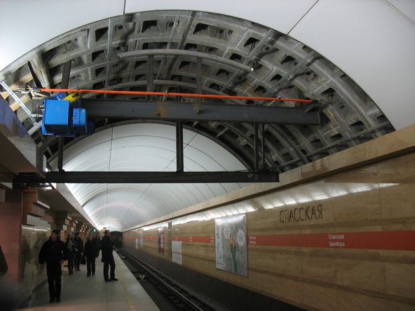 установлены два тельфера, один короткий, другой длинный, уходит в проход