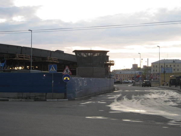 ВШ рядом со строительством моста.
