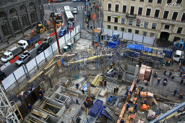 admiral_14_resize2.JPG (164.8 КБ) 4134 просмотра Вид от кирпичной стенки на скошенный угол дома.