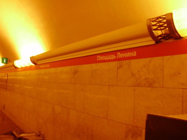 P9031148.jpg (62.2 КБ) 18501 просмотр Любимая всеми изолента на стене, противоположной путевой (у первого вагона в сторону Выборгской)