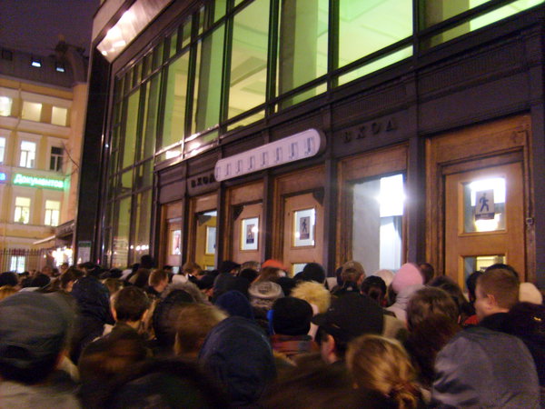 S6308098.JPG (877.48 КБ) 6907 просмотров Лайтбокс над входом на станцию. Обычный час пик...