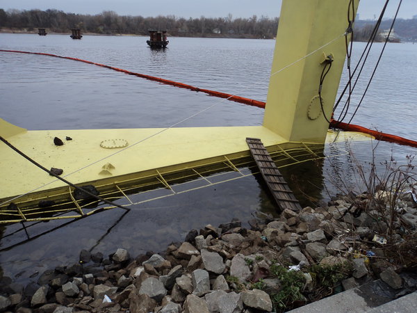 На упавший кран можно попасть не замочив ног