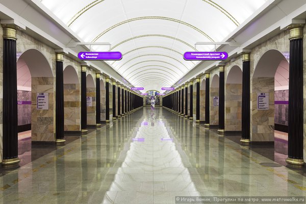 120115-1079536.jpg (183.82 КБ) 5417 просмотров Вид центрального зала станции Адмиралтейская от эскалаторов к главной мозаике «Основание Адмиралтейства». Перспектива безнадёжно испорчена: главный герой композиции — император Пётр I — заслонён «инфососом».