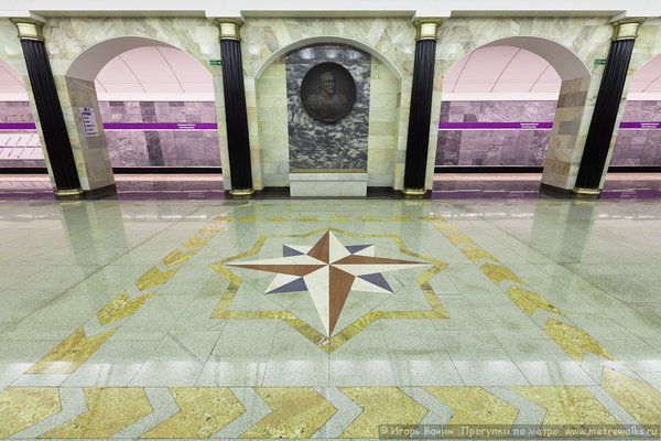 120115-1079396.jpg (227.66 КБ) 5417 просмотров Три пары проходов между колоннами на Адмиралтейской закрыты декоративными простенками, украшенными медальонами с барельефами великих русских адмиралов и флотоводцев: Апраксина, Беллинсгаузена, Григоровича, Макарова, Нахимова, Ушакова. Ровно между этими парами простенков в полу центрального зала станции гранитом разных экзотических цветов выложены три декоративные розы ветров.