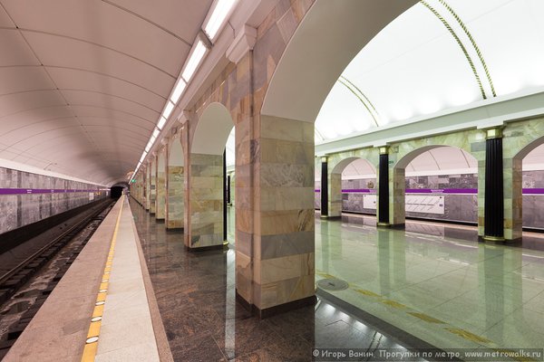 120115-1079354.jpg (168.26 КБ) 5417 просмотров Один из моих любимых ракурсов на колонных станциях — с одной платформы Адмиралтейской по диагонали на другую сквозь всю станцию. Кстати, по этой фотографии видно, что освещение этой станции кошмарно для фотографов и для людей, небезразличных к правильному свету, из-за использования нескольких разнотипных источников света разных цветов: центральный зал станции освещён зеленоватыми лампами «ДРЛ» (хуже которых только оранжевые натриевые металл-галогеновые), а боковые залы — люминисцентными трубками, дающими свет тёплого оттенка, что при смешении даёт неприятное сочетание зелёного и сиреневого цветов (на мой взгляд, это одно из неприятнейших сочетаний цветов вообще, и особенно в освещении).