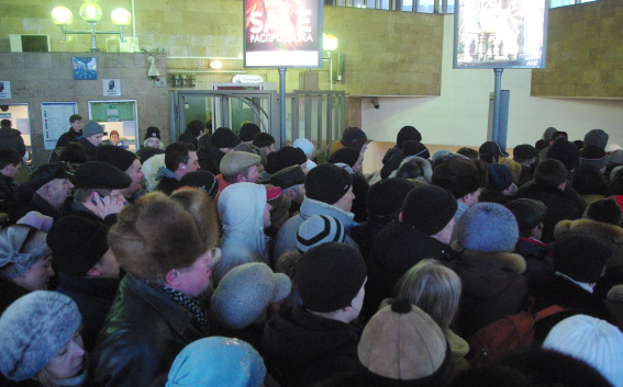 Топла-перед-эскалаторами-в-Озерках.jpg
