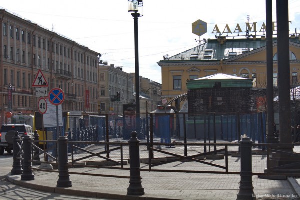 dopplum.jpg (306.46 КБ) 4101 просмотр Площадка, через скважины которой подавали бетон вниз.<br />Будет использоваться, раз уж её не убрали.