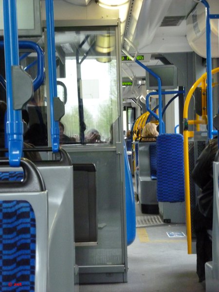 Амстердам. В салоне трамвая.<br />Сразу за гормошкой находится будка кондуктора-контролёра, который осуществляет продажу билетов и контроль за оплатой проезда пассажирами.