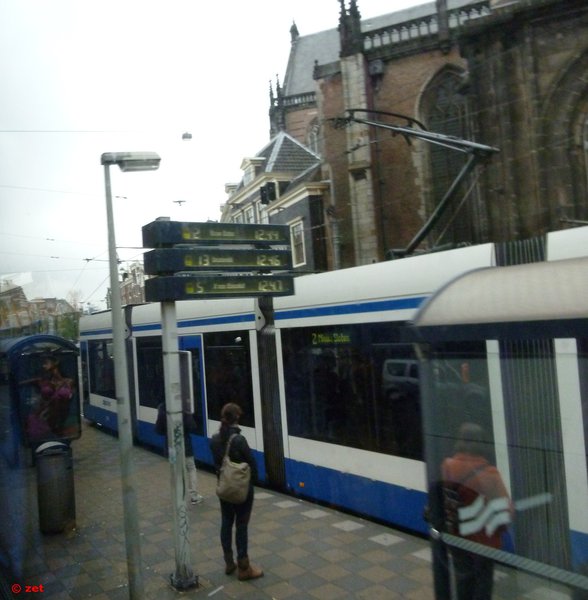 Амстердам. Анонс на остановке общественного транспорта.