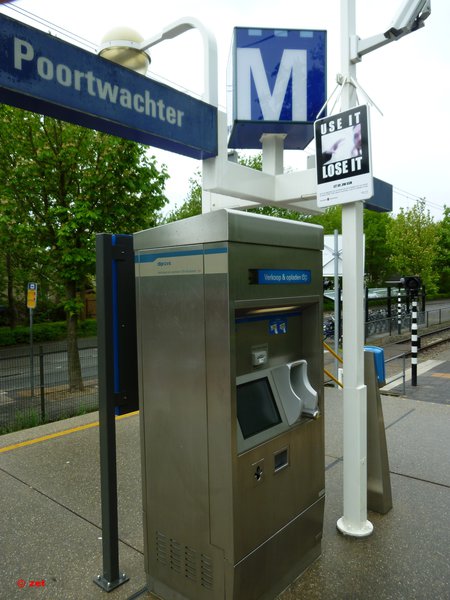 Амстердам. Автомат по продаже проездных билетов (смарт-карт) на станции метро Poortwachter.