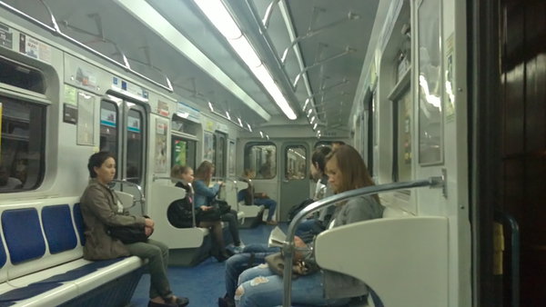 08062012056.JPG (499.2 КБ) 7371 просмотр На Звёздной<br />Потолок как у новых Октябрьских вагонов; а динамики по МПЛовской традиции спрятаны за схемами