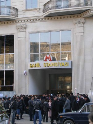 Композиция из образчика городского новостроя и входа в метро. :)