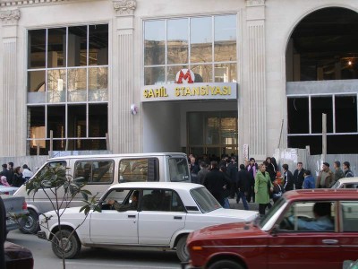 Вход в метро крупным планом.