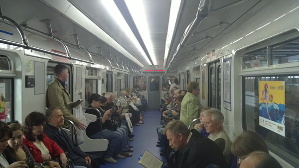 Салон, динамики видимо опять спрятаны за схемы, двери кстати серые