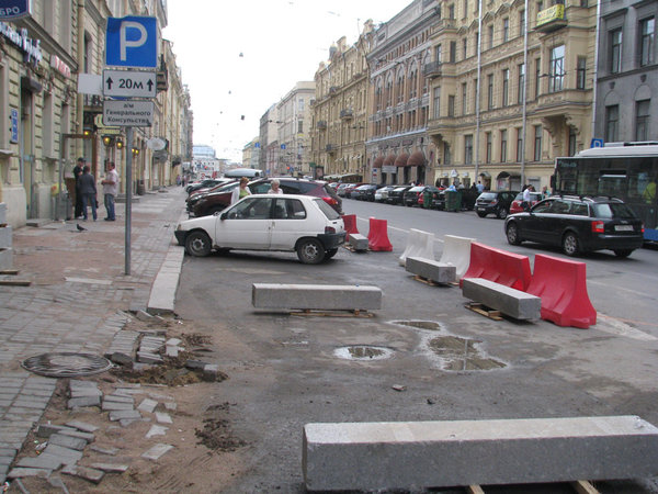 Вид в сторону Гороховой начинается подготовка к восстановлению тротуара.