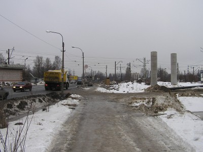 эти две опоры  - мост на всеволожском шоссе над КАД и ЖД. Опоры стоят по середине будующей проезжей части КАД.