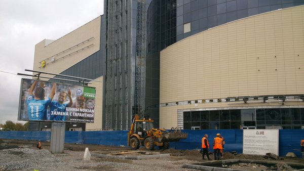 Фасад здания ТЦ по ул. Салова (вход в вестибюль прикрыт рекламным щитом)