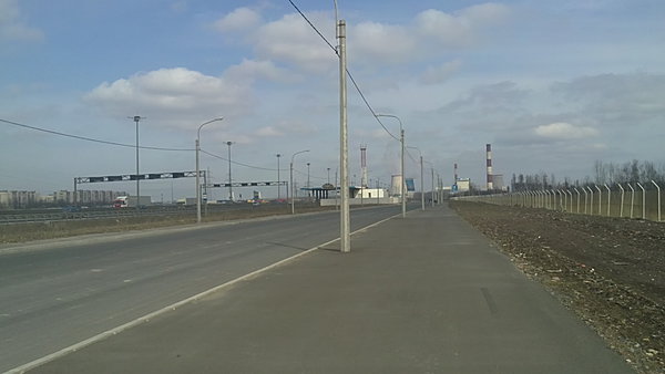 22042012706.JPG (505.33 КБ) 4854 просмотра К сожалению ближе не сфоткал, т.к. изначально не за этим ехал, вид на запад, впереди видно Южную ТЭЦ, перед ней Софийская ул., слева КАД, впереди не действующий пост ДПС на ней, за ним Автозаводский проезд, где-то там и должен быть построен туннель под КАД, жд и гаражами, и путепровод Бухарестской ул. с трамвайными путями.